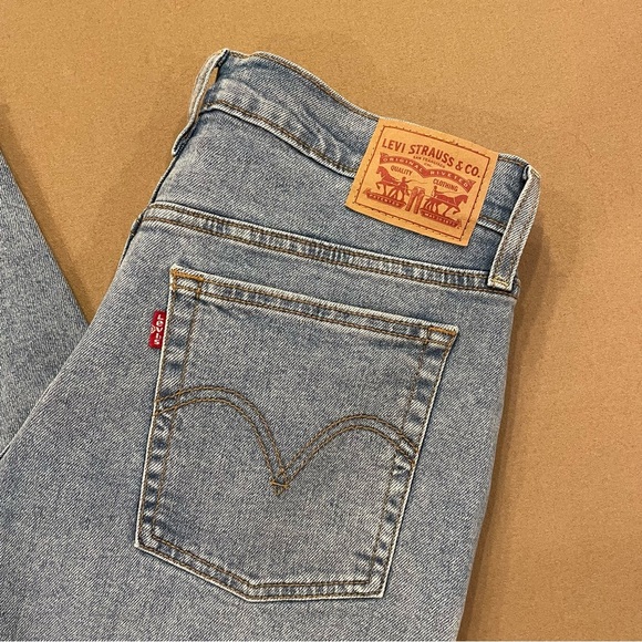 Levi’s Women’s Wedgie Straight Distressed Jeans Size 31 - Picture 2 of 16